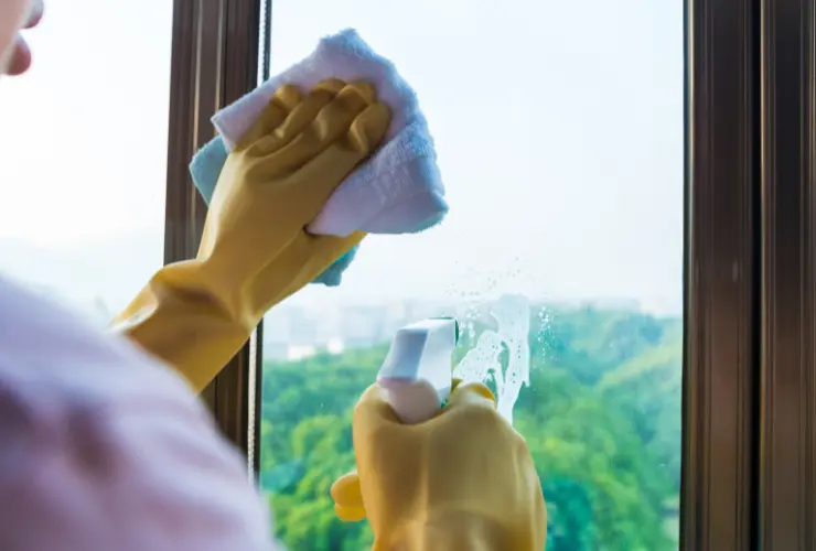 カーテンを洗濯する以外のカビを防ぐ方法2：窓の周りを定期的に掃除し、清潔な状態を保つ